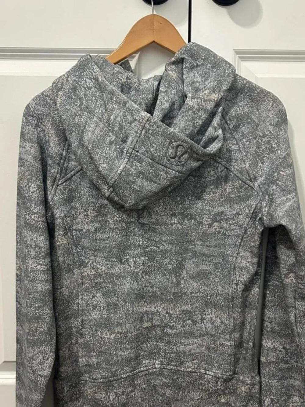 Lululemon Women's Grey and White Hoodie